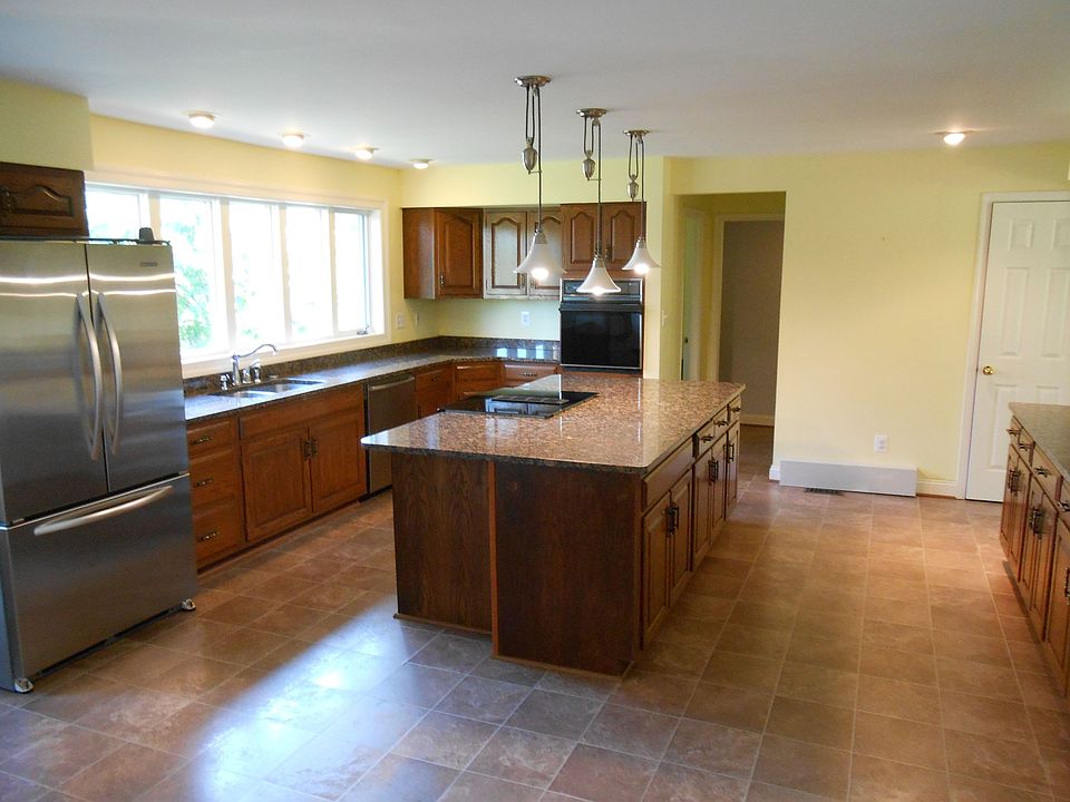 Granite Kitchen w/ Stainless