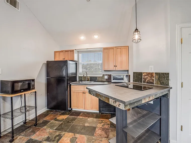 16302 Crossfield Dr — Photo 12