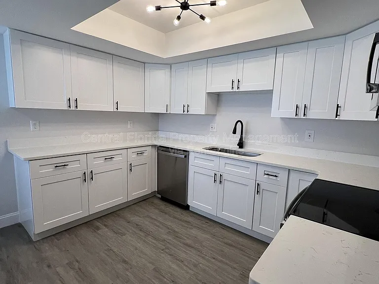 914 Robinhood Ct — Photo 10