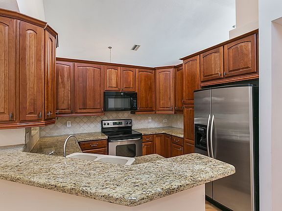 4th image of 9811 N Oak Knoll Cir