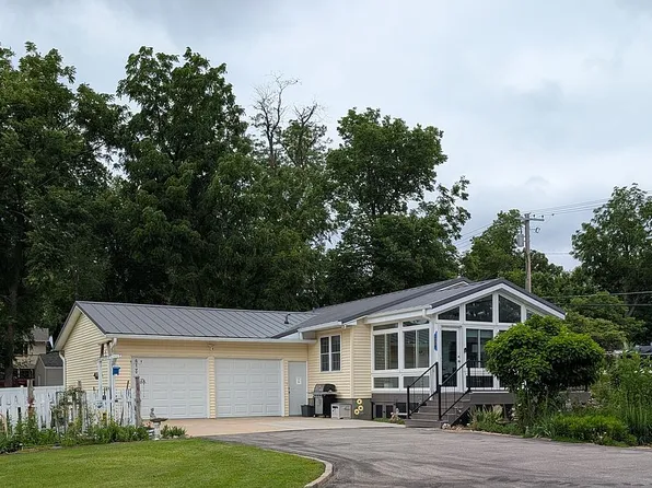 1430 Wiley Blvd NW, Cedar Rapids, IA 52405