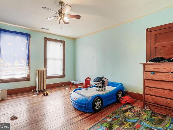 4th image of 258 W King St