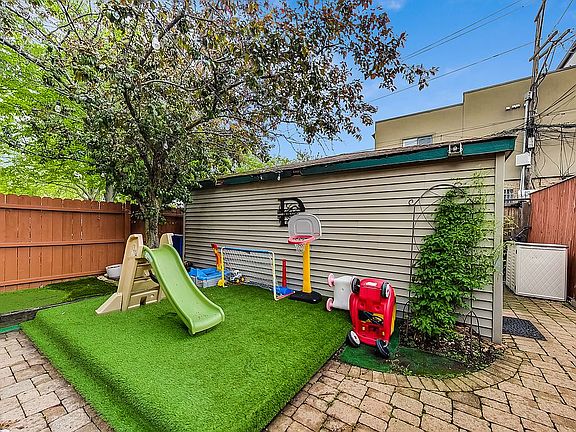 4th image of 1300 N Leavitt St #3