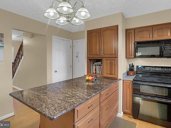 5th image of 17 Woodland Dr