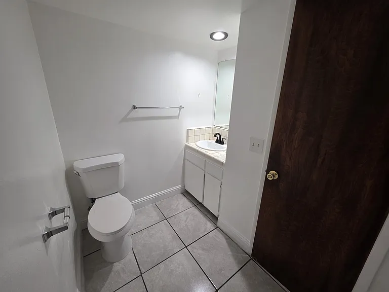 5920 Stockdale Hwy #B — Photo 6