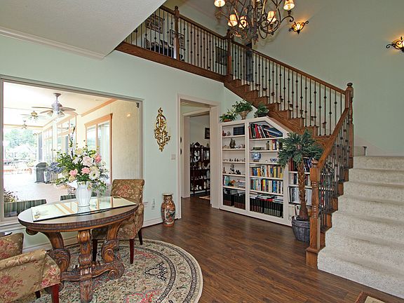 4th image of 70 Creekwood Dr.