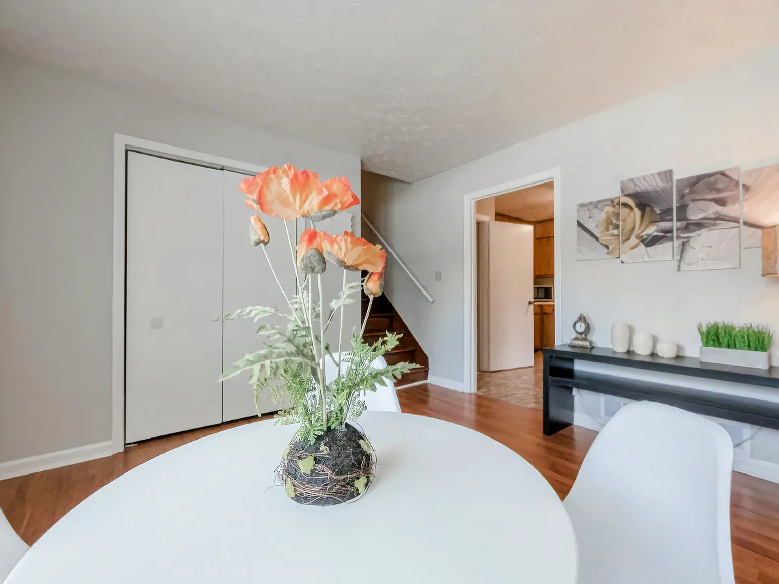 4 bed, 1.0 bath, 2000 sqft, $1,057 — Photo 4