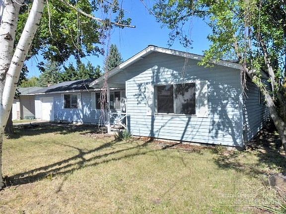 3rd image of 945 NE Crest Dr