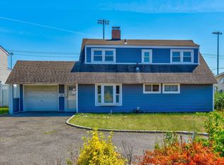 85 Chimney Ln, Levittown, NY 11756
