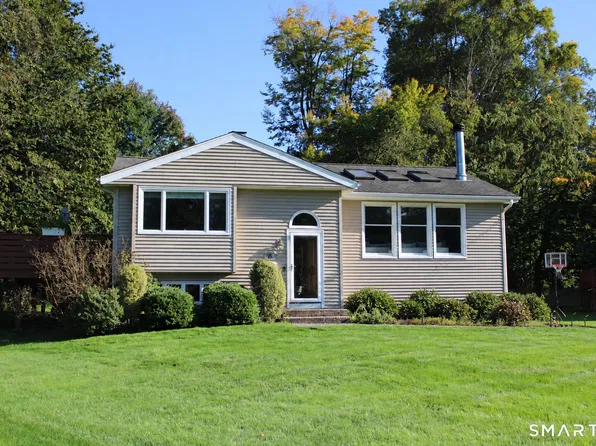 28 Surrey Dr, Norwalk, CT 06851