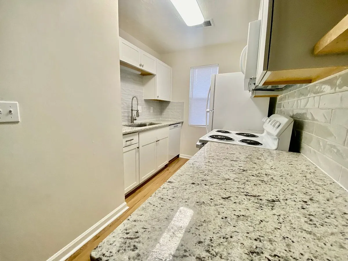 533 Grant Ave — Photo 2