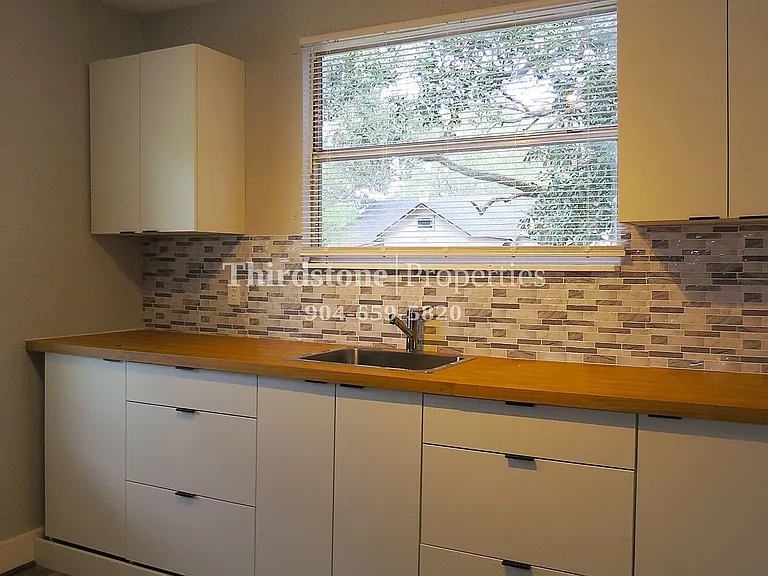 1225 E 14th St — Photo 5