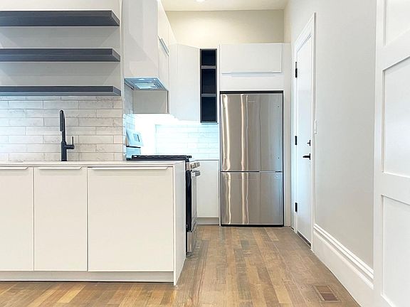 2nd image of 985 Greenwich St #985