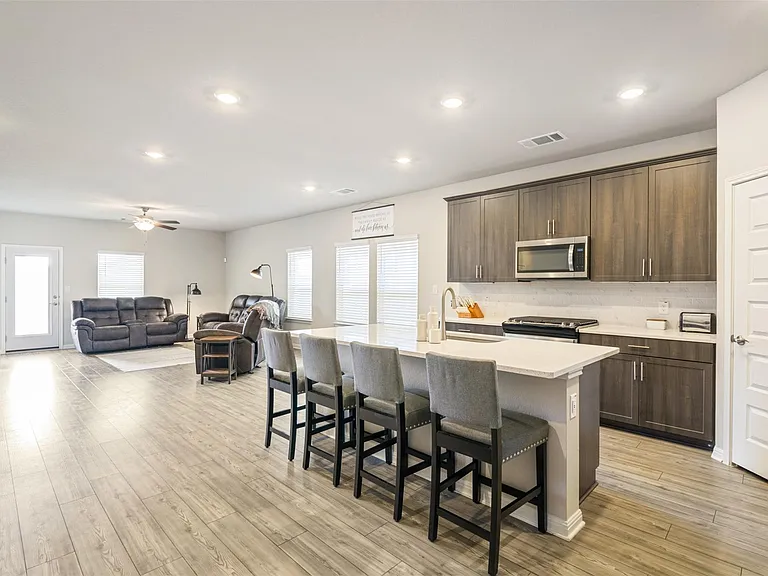 10310 Mager Ln — Photo 4