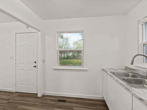 5th image of 2707 E South Crescent Ave