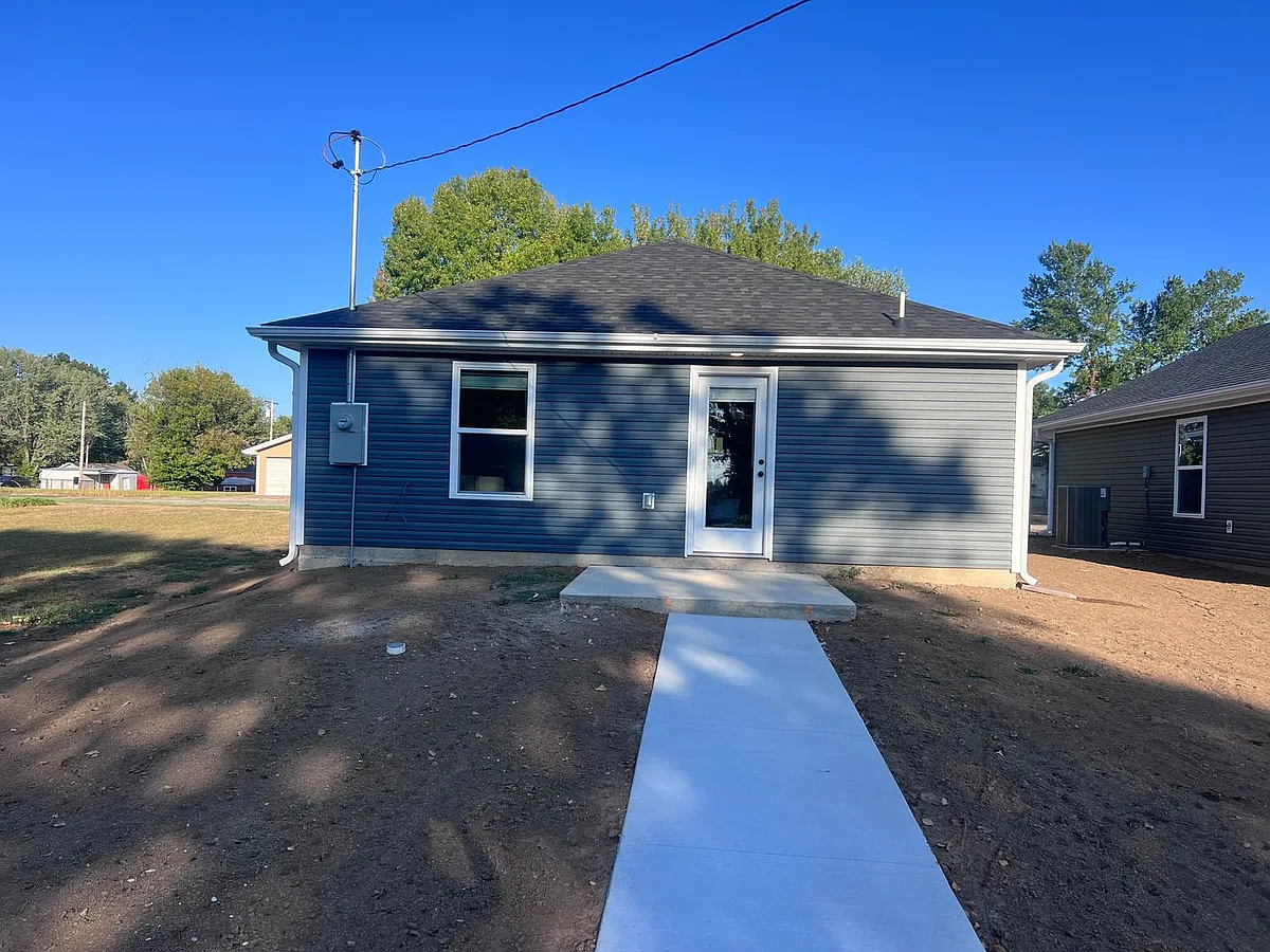 Building Photo - 608 S Cowgill Ave