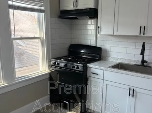 900 Washington Ave #1, Alton, IL 62002