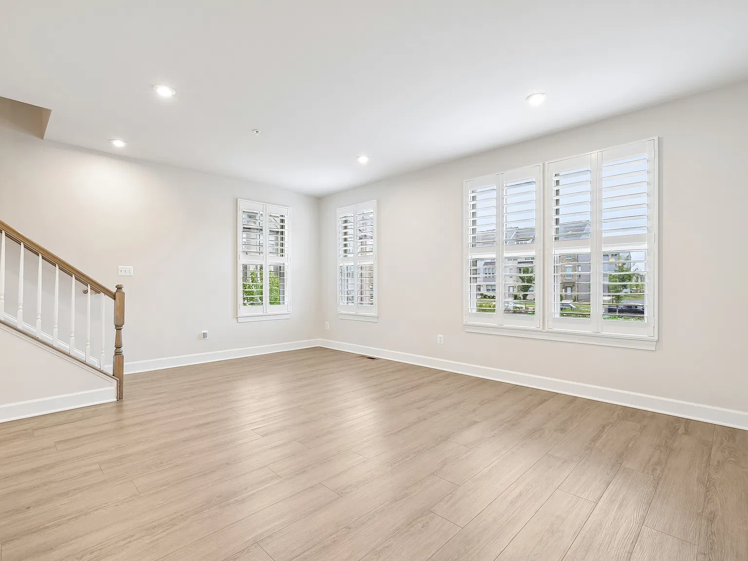 4 bed, 2400 sqft, $3,350 — Photo 3