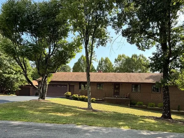 1116 Foothills Dr, Vinton, VA 24179