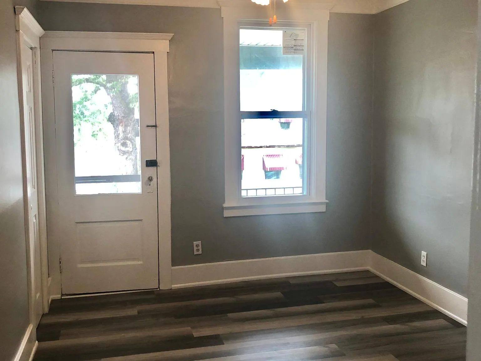 3 bed, 950 sqft, $1,300 — Photo 2