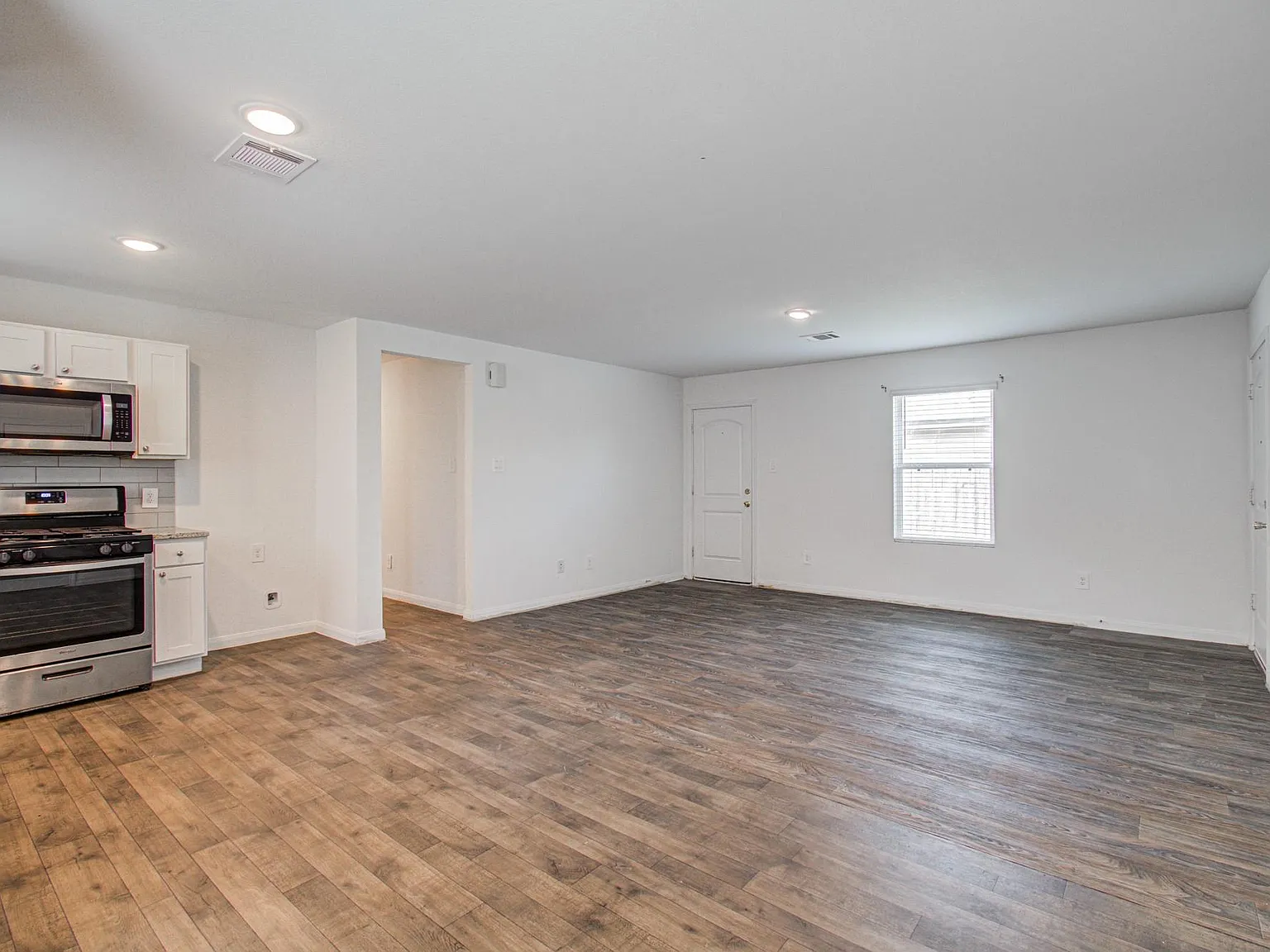 3 bed, 2.0 bath, 1296 sqft, $1,800 — Photo 3