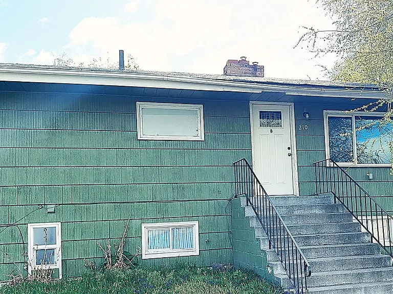 210 SE Court St — Photo 1