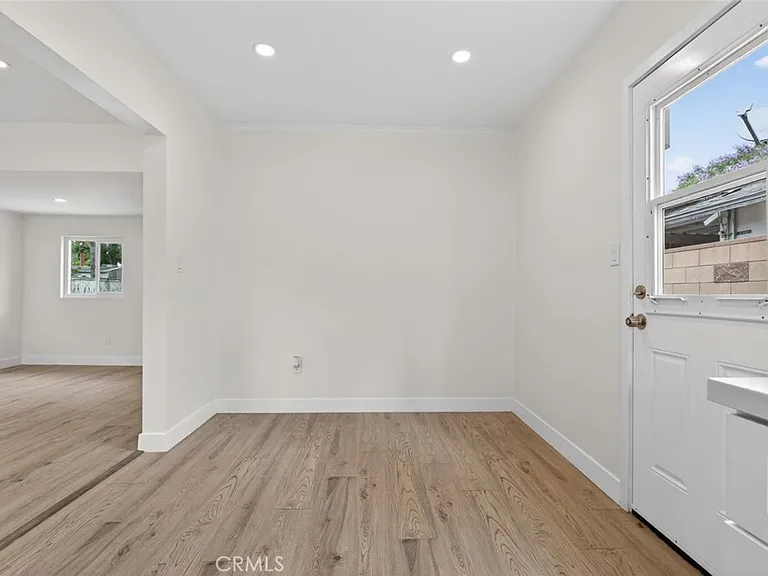 7359 Louise Ave — Photo 15