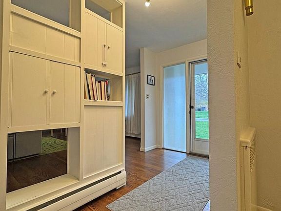 5th image of 303 Resty Ct