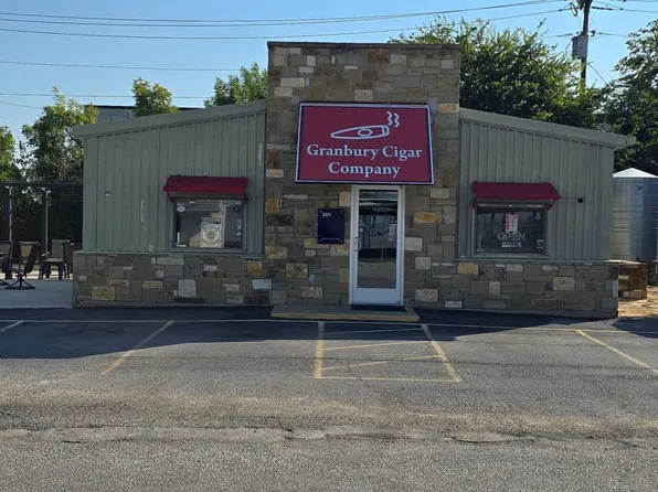 206 Kings Plz, Granbury, TX 76049