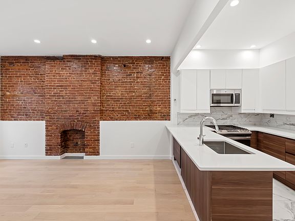 3rd image of 151 16th St #Penthouse