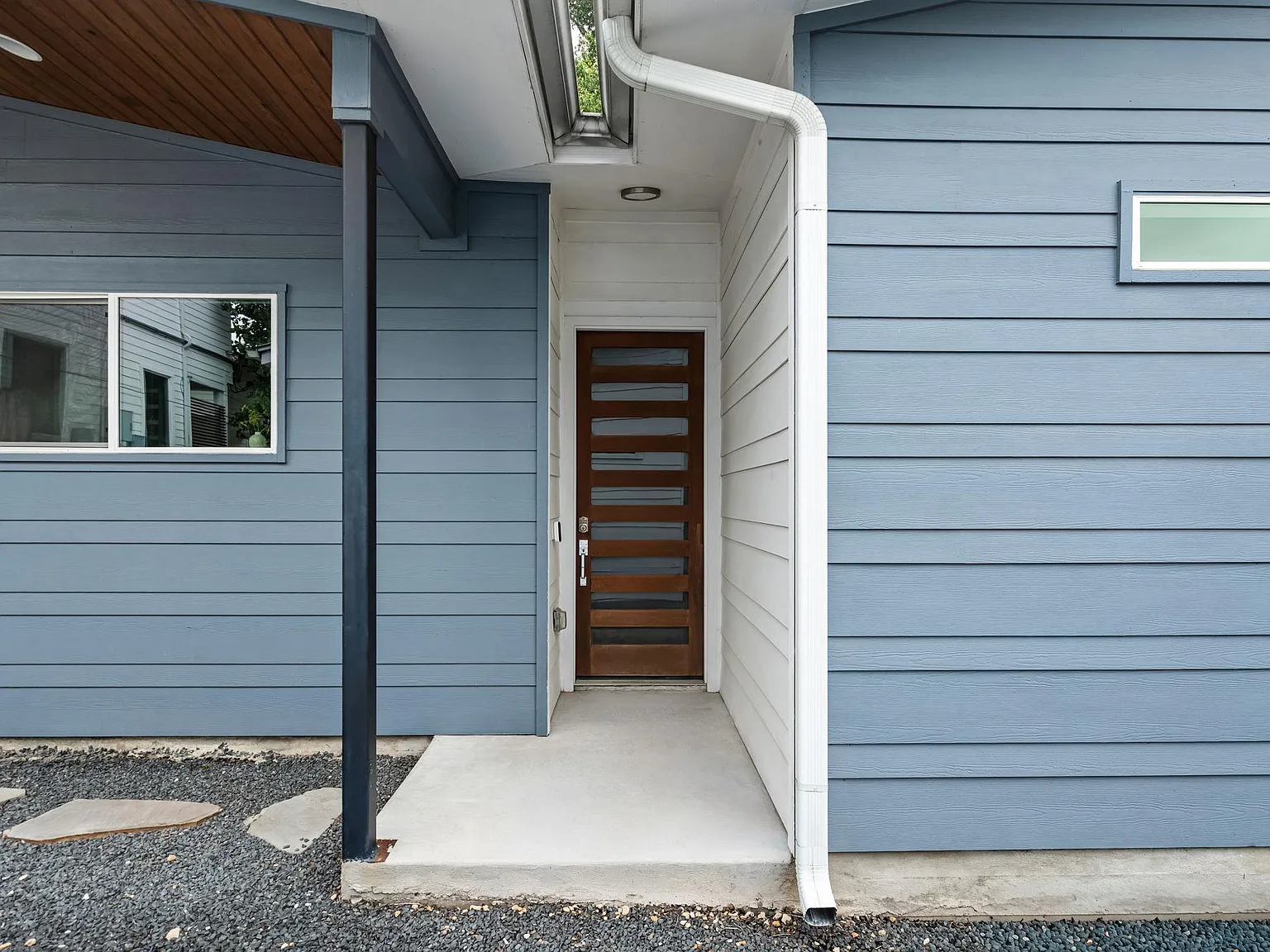 3 bed, 2.0 bath, 1081 sqft, $2,850 — Photo 2