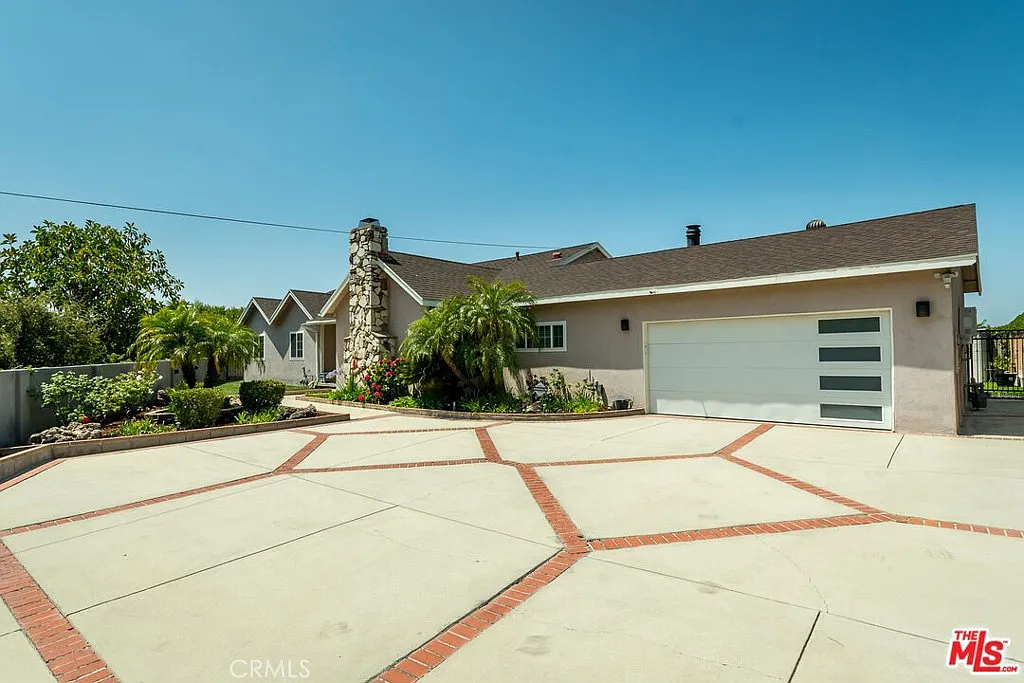 3 bed, 2.5 bath, 2285 sqft, $6,495 — Photo 2