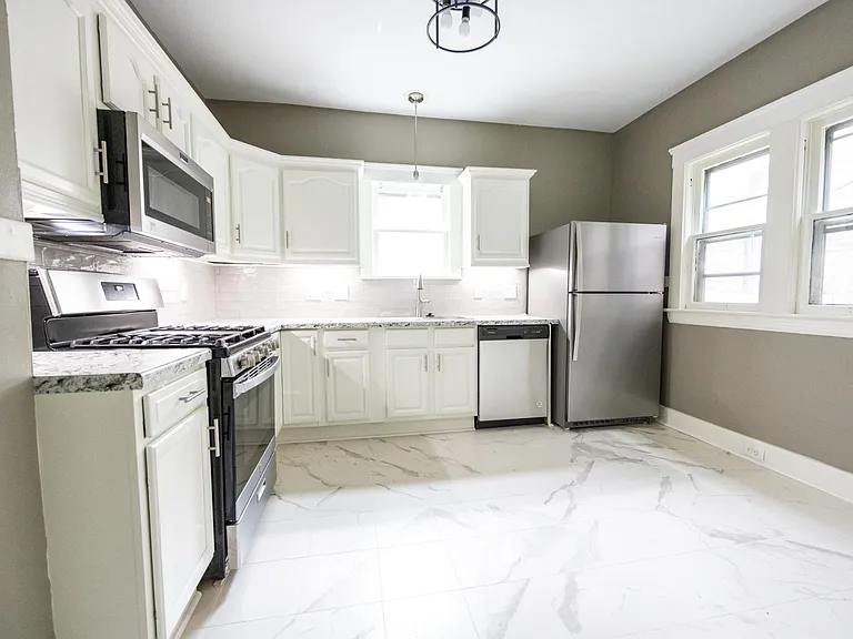 2295 Grandview Ave — Photo 4