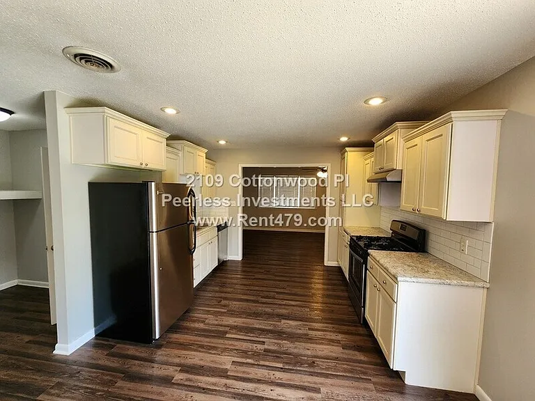 2109 Cottonwood Pl — Photo 2