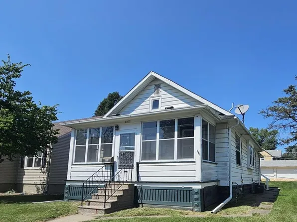 830 15th Ave S, Clinton, IA 52732