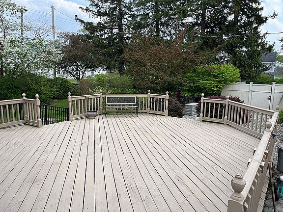 Deck (south facing)