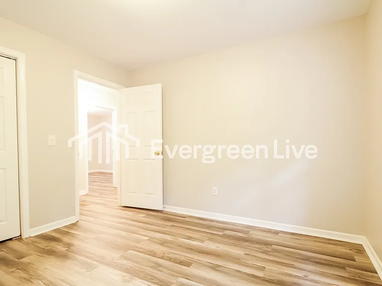 127 Ashdown Dr — Photo 11