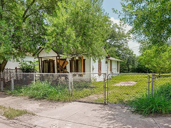 5th image of 904 S San Joaquin Ave
