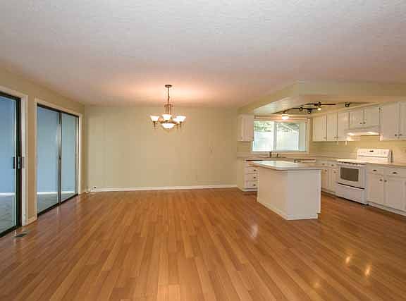 Dining Area & Kitchen