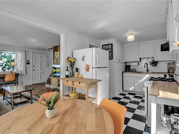 4th image of 147 Saint Lawrence Ave