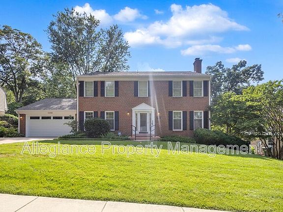 2nd image of 2206 Fort Ward Pl