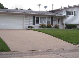 1220 Meadow Lane Dr, Bettendorf, IA 52722