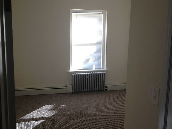 4th image of 252 Edwards Pl APT 3