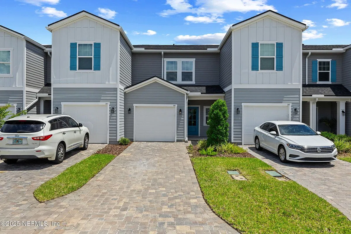 2 bed, 3.0 bath, 1239 sqft, $2,050 — Photo 2