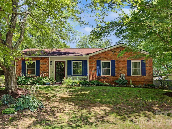 102 Wicklow Dr, Asheville, NC 28806