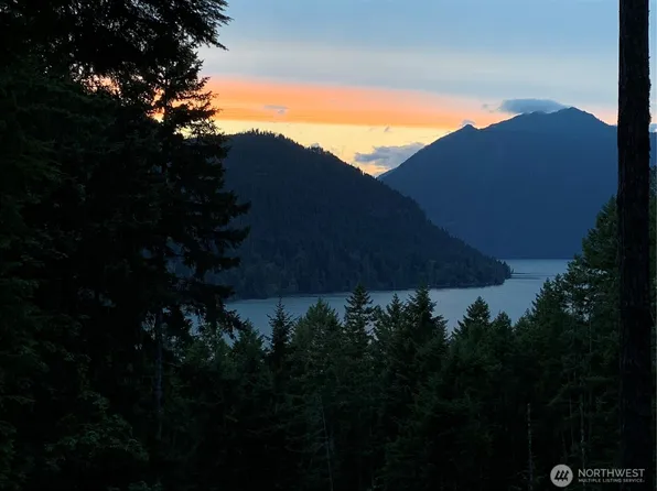 5156 N Lake Cushman Road, Hoodsport, WA 98548