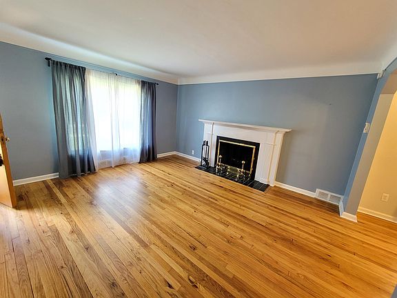 3rd image of 1931 Kenmore Dr