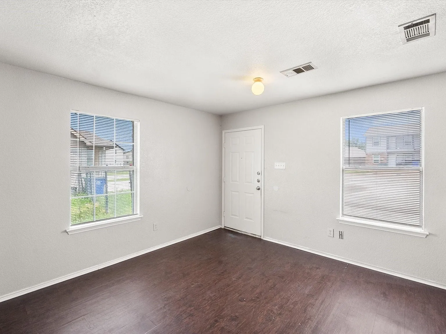 3 bed, 1235 sqft, $1,650 — Photo 3