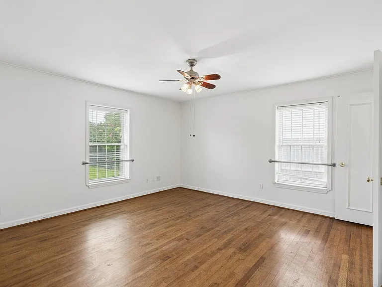 1108 Larchmont Ln — Photo 36