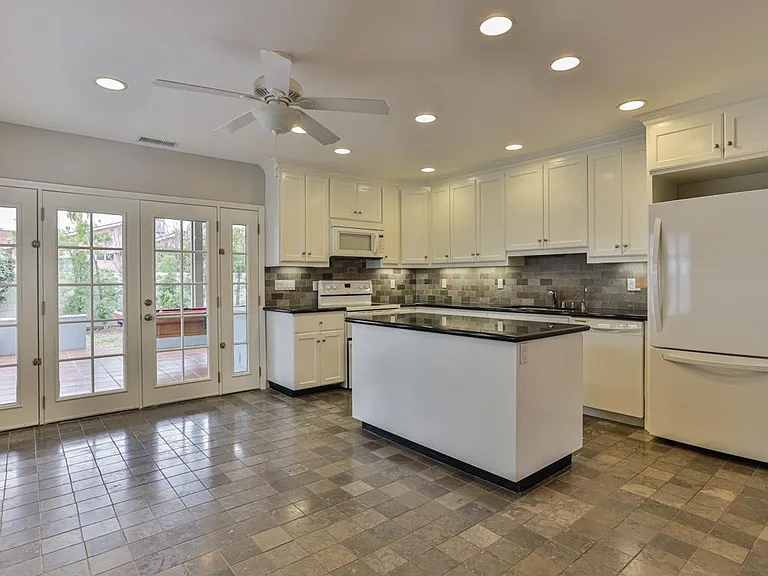5907 Yarmouth Ave — Photo 2